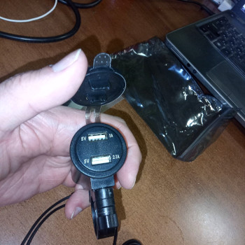 USB зарядное на 2 порта с вольтметром на руль для мотоцикла