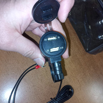 USB зарядное на 2 порта с вольтметром на руль для мотоцикла