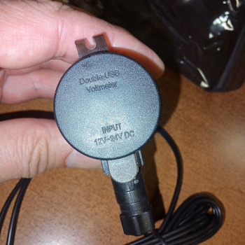 USB зарядное на 2 порта с вольтметром на руль для мотоцикла