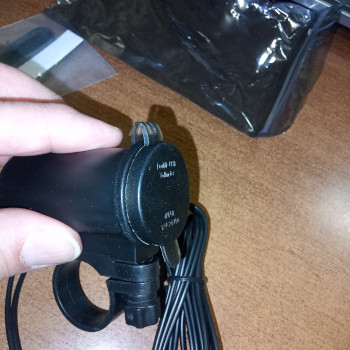 USB зарядное на 2 порта с вольтметром на руль для мотоцикла