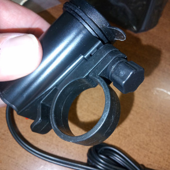 USB зарядное на 2 порта с вольтметром на руль для мотоцикла