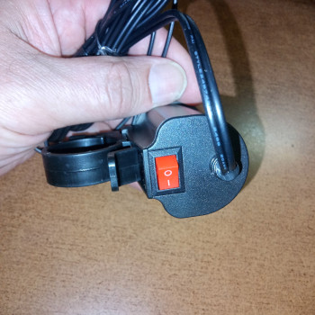 USB зарядное на 2 порта с вольтметром на руль для мотоцикла